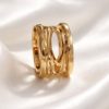 Anillo de acero quirúrgico diseño con bandas grabadas.