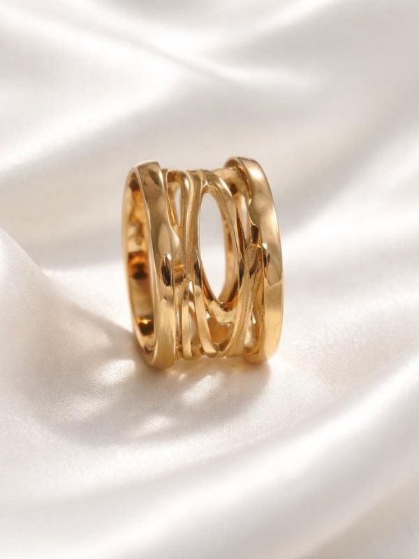 Anillo de acero quirúrgico diseño con bandas grabadas.
