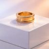 Anillo de acero inoxidable oro rosa liso diseño italiano bandas grabadas.