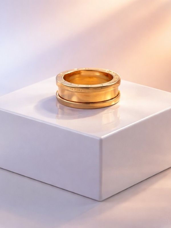 Anillo de acero inoxidable oro rosa liso diseño italiano bandas grabadas.