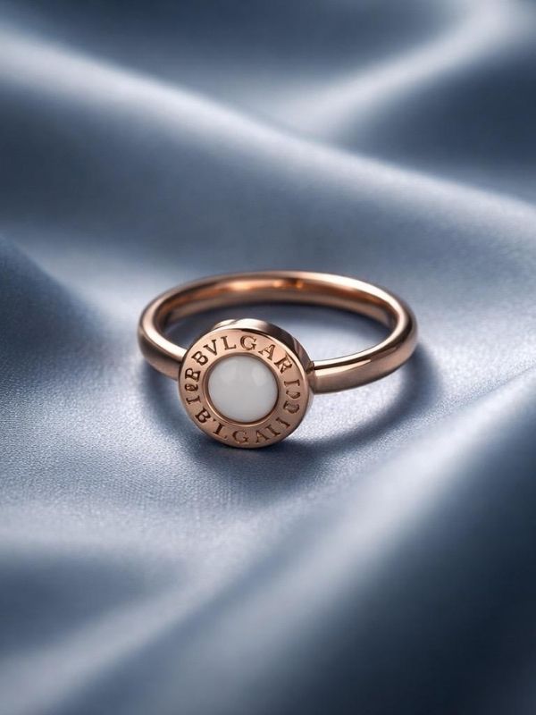 Anillo Acero rosado piedra blanca.