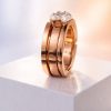 Anillo de acero quirúrgico diseño con bandas grabadas.