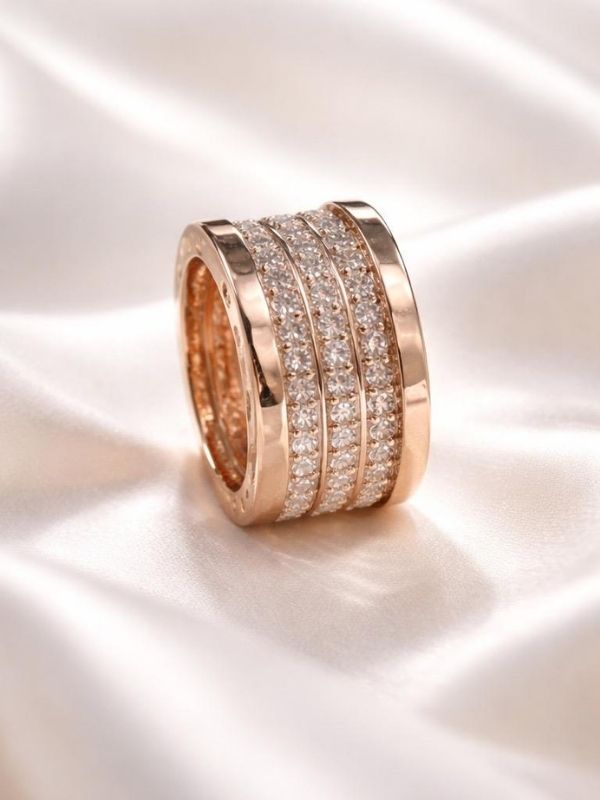 Anillo Acero rosado tres filas circonitas.