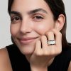 Primer plano de mano femenina luciendo un anillo acero en el dedo anular.