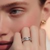 Primer plano de mano de mujer luciendo un anillo con circonitas en el dedo anular.