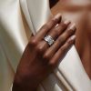 Primer plano de mano femenina luciendo un anillo acero 316L circonitas ola en el dedo anular