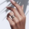 Primer plano de mano de mujer luciendo un anillo con circonita en el dedo anular.