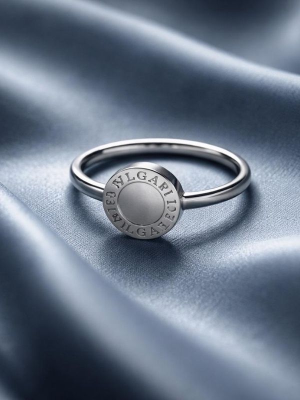 Anillo Acero plateado piedra blanca.