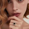 Primer plano de mano femenina luciendo un anillo acero en el dedo anular.