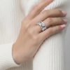 Primer plano de mano de mujer luciendo un anillo con circonita en el dedo anular.