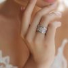 Primer plano de mano femenina luciendo un anillo acero en el dedo anular.