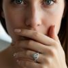 Primer plano de mano femenina luciendo un anillo acero en el dedo anular