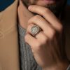 Primer plano de mano masculina luciendo un anillo acero en el dedo anular.