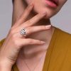 Mujer luciendo Nuevo Anillo Ancho Circonitas Plata ley 925