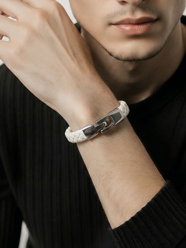 • Modelo con pulsera cuero trenzado blanco cierre acero 316L