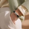 Modelo con pulsera cordones cuero cierre acero 316L