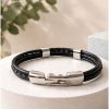 Pulsera triple cordón cuero cierre acero.