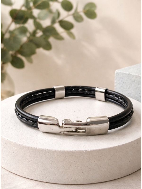 Pulsera triple cordón cuero cierre acero.