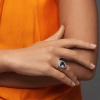 Anillo Plata 925 Purple & Blue Genial 3 Modelo luciendo el anillo de plata Purple & Blue con piedras de colores de ROMA JOYERÍA.