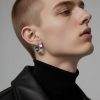 Pendientes Aro Unisex Acero Inoxidable 13mm 4 Modelo masculino de perfil luciendo un pendiente de aro de acero de 13mm en el lóbulo de la oreja con estilo urbano.