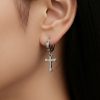 Pendientes Poder Argolla Acero 316L Cruz 3 Modelo luciendo los pendientes de argolla con cruz en acero de doce milímetros.