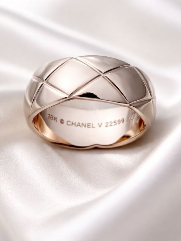 Anillo de rombos de 10mm estilo Chanel en acero quirúrgico 316L de Estilo Chanel