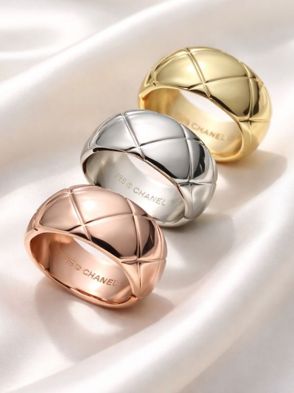 Anillo de rombos de 10mm estilo Chanel en acero quirúrgico 316L de Estilo Chanel.