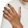 Anillo de Acero Quirúrgico 316L Esencial 7 Modelo femenina luciendo el anillo de acero dorado de 5 mm de acero 316L en la mano.