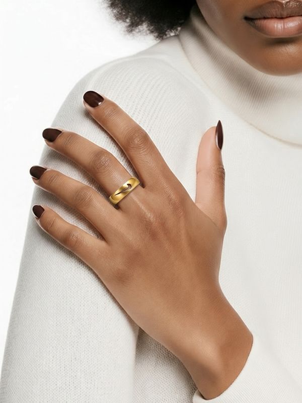 Modelo femenina luciendo el anillo de acero dorado de 5 mm de acero 316L en la mano.