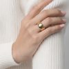 Anillo Brillante Rombos Acero 316L Estilo Chanel 7 Mano de modelo luciendo el anillo ancho de rombos de acero dorado de 10mm de Estilo Chanel