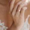 Anillo Brillante Rombos Acero 316L Estilo Chanel 8 Mano de modelo luciendo el anillo ancho de rombos de acero oro rosa de 10mm de Estilo Canel.
