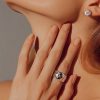 Anillo Brillante Rombos Acero 316L Estilo Chanel 3 Mano de modelo luciendo el anillo ancho de rombos de acero plateado de 10mm de Estilo Chanel..