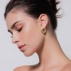 Pendientes Digno Acero 316L Aro Con Circonitas 6 Mujer luciendo pendientes de aro abiertos con circonitas de 17mm en acero dorado diseño italiano.