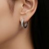 Pendientes Digno Acero 316L Aro Con Circonitas 3 Mujer luciendo pendientes de aro abiertos con circonitas de 17mm en acero plateado diseño italiano.