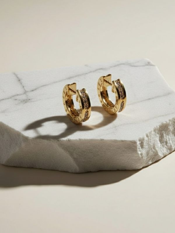 Pendientes de aro abiertos de acero 316L color dorado con circonitas engastadas diseño italiano.