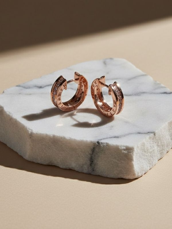 Pendientes de aro abiertos de acero 316L color oro rosa con circonitas engastadas diseño italiano.