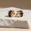 Pendientes Curvos Placer Acero 316L Cerámica 5 Pendientes de cerámica negra con forma curva y detalles en acero inoxidable 316L color dorado diseño italiano