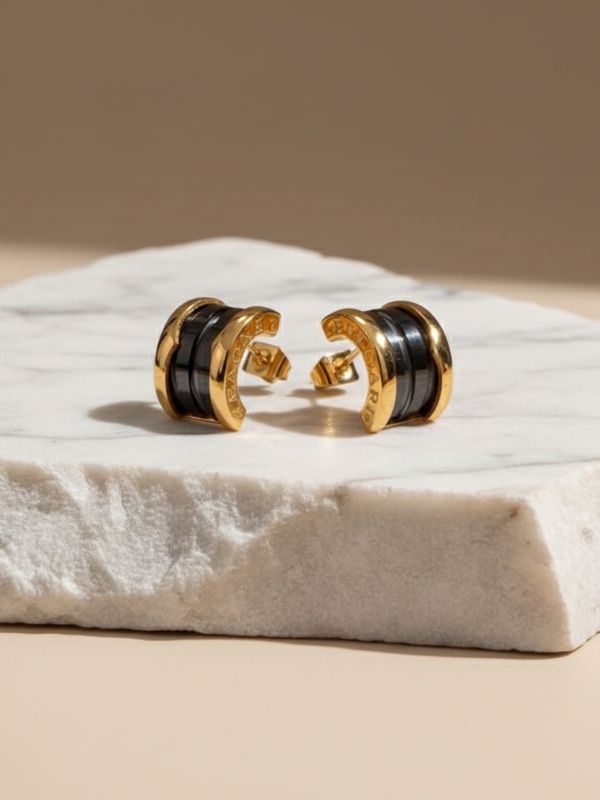 Pendientes de cerámica negra con forma curva y detalles en acero inoxidable 316L color dorado diseño italiano