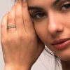 Alianza Unisex Plata de Ley 925 Esencial 3 Modelo luciendo la alianza unisex de plata de primera ley de 3,50 mm de ancho en el dedo anular para mostrar escala real.