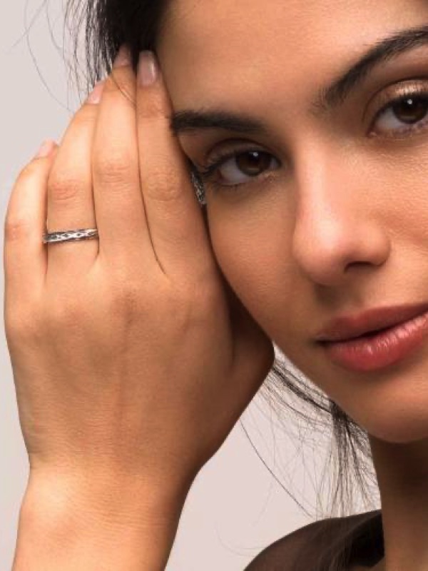 Modelo luciendo la alianza unisex de plata de primera ley de 3,50 mm de ancho en el dedo anular para mostrar escala real.