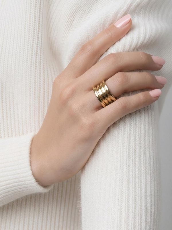 Primer plano de mano femenina luciendo un anillo acero en el dedo anular.
